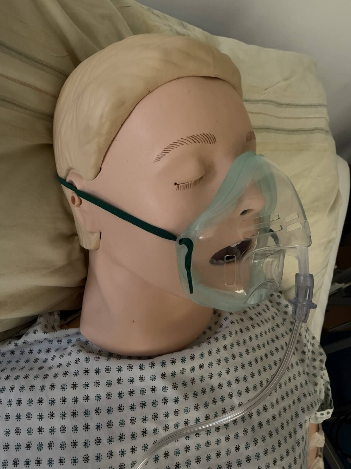 Sauerstoffgabe über Sauerstoffmaske (Seitenansicht)