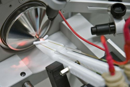 Vor der Messung im Massenspektrometer wird die Probe mit dem Elektrospray-Verfahren ionisiert. © MPI für Biochemie