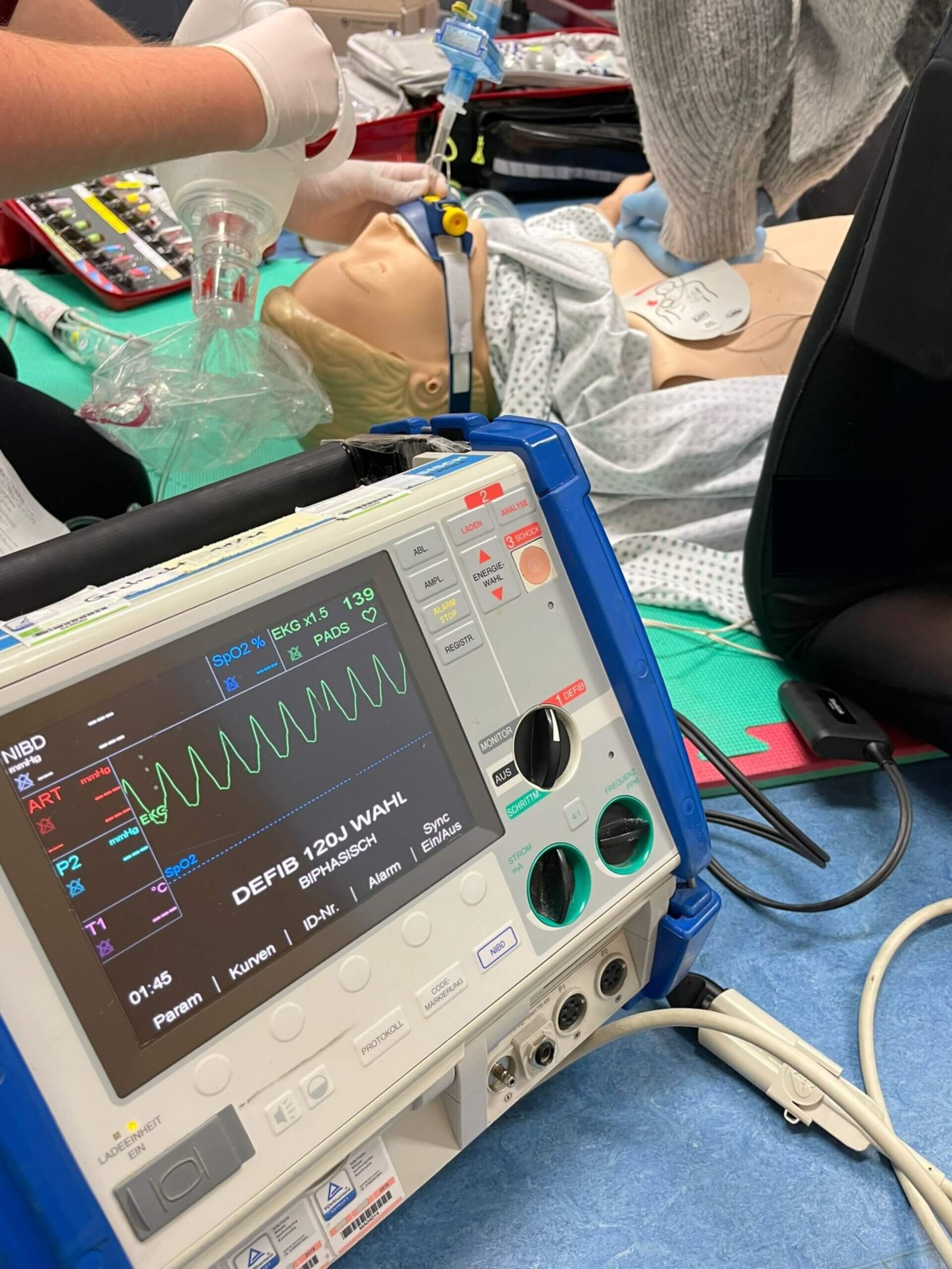 EKG-Monitor während Reanimation (Zoll M-Serie)