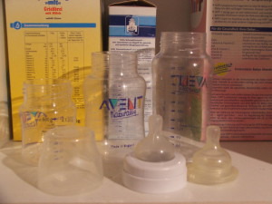 In Milchflaschen für Babys wurde BPA im Jahr 2011 verboten. Von Simplicius , CC BY-SA 3.0. 