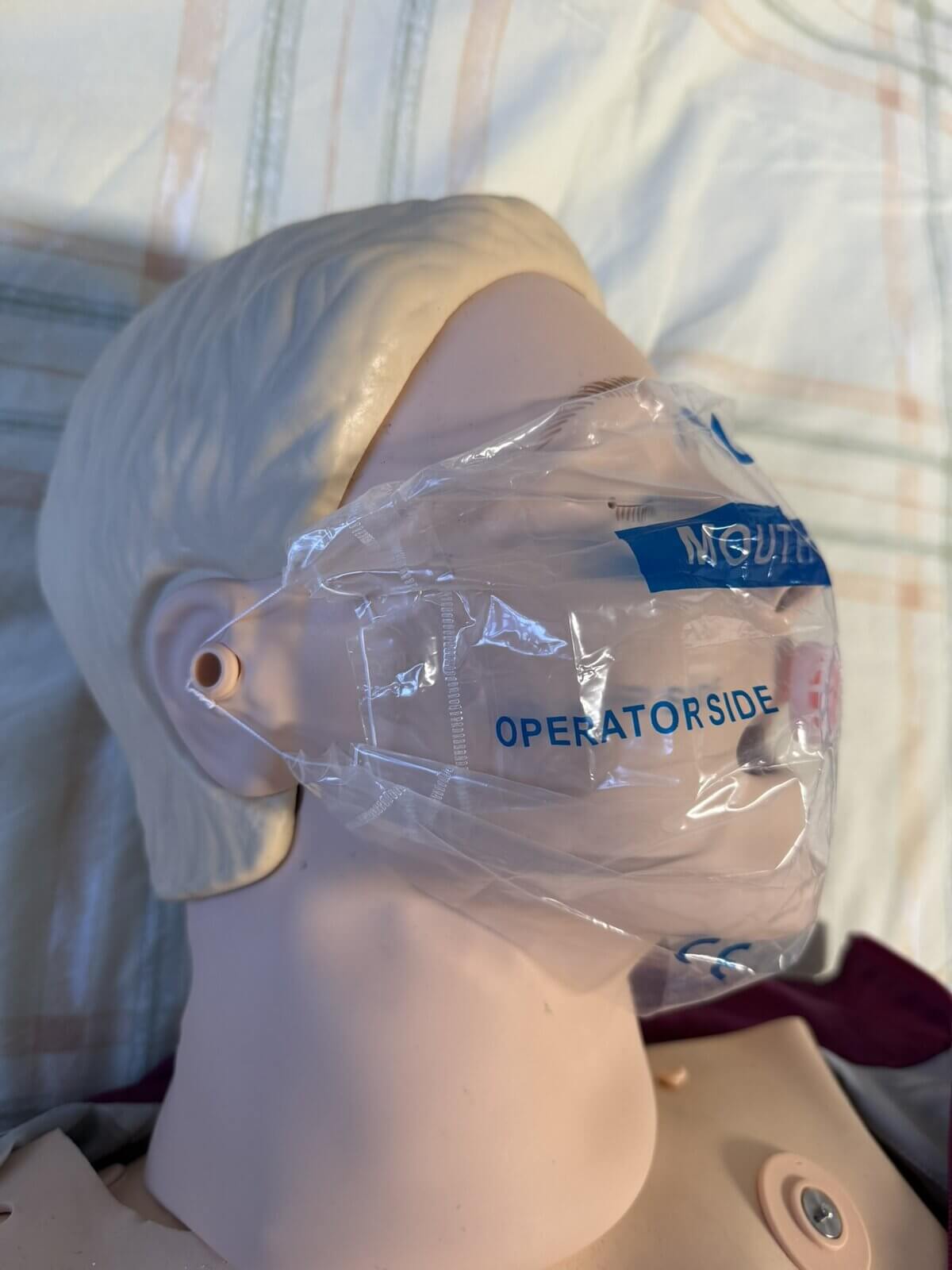 Beatmungstuch mit Reanimationspuppe 2