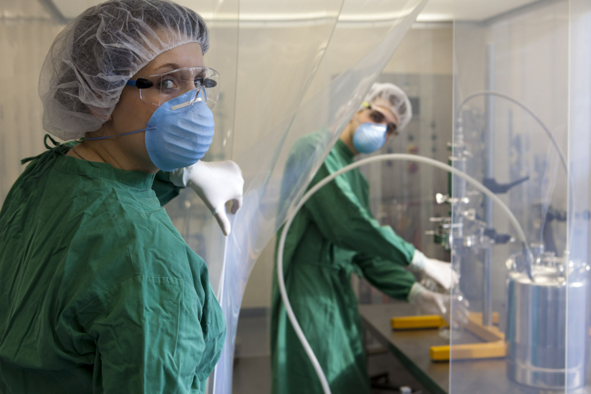 Pharmaziestudierende im Steril-Labor