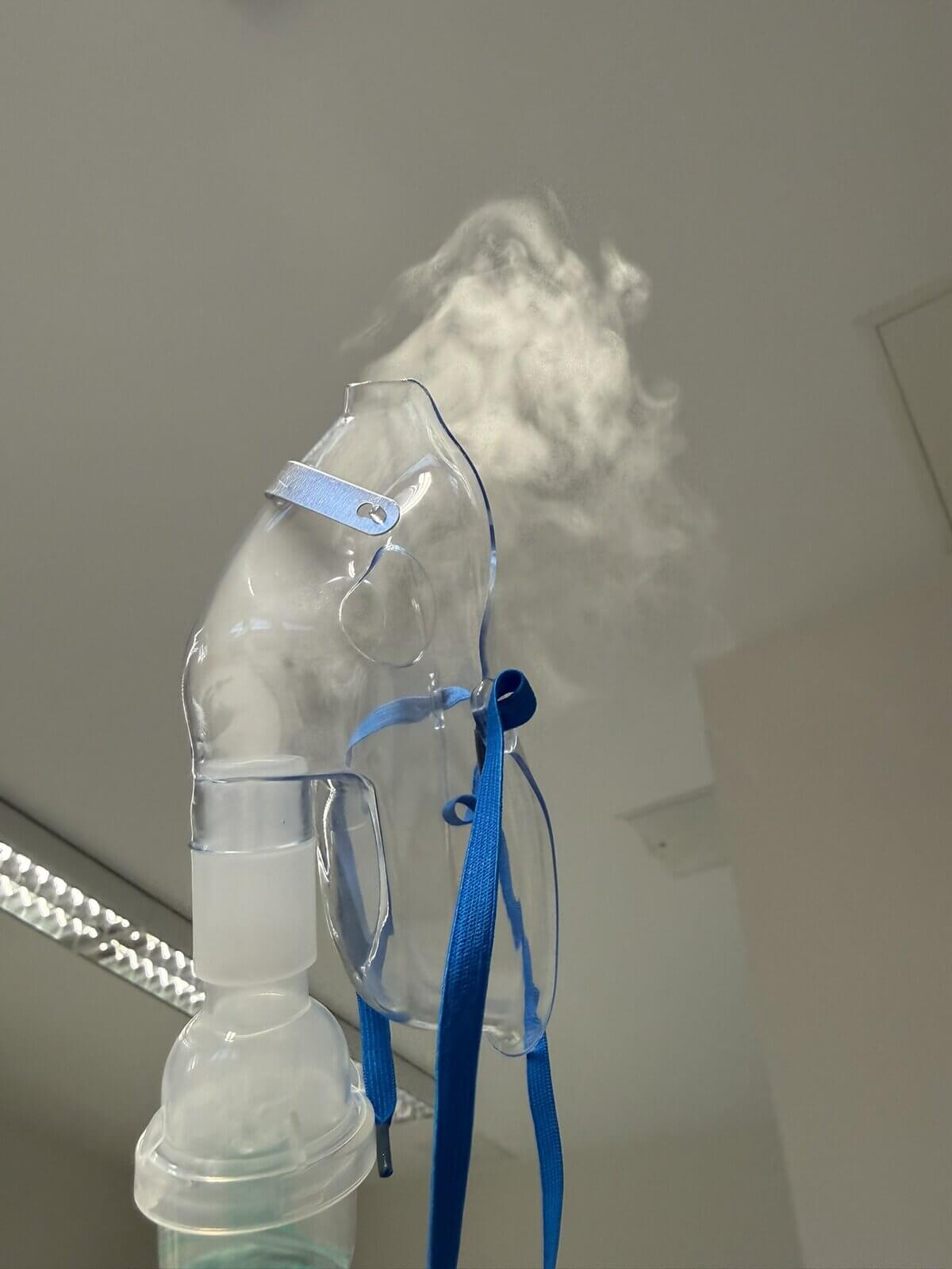 Verneblermaske mit Aerosolbildung