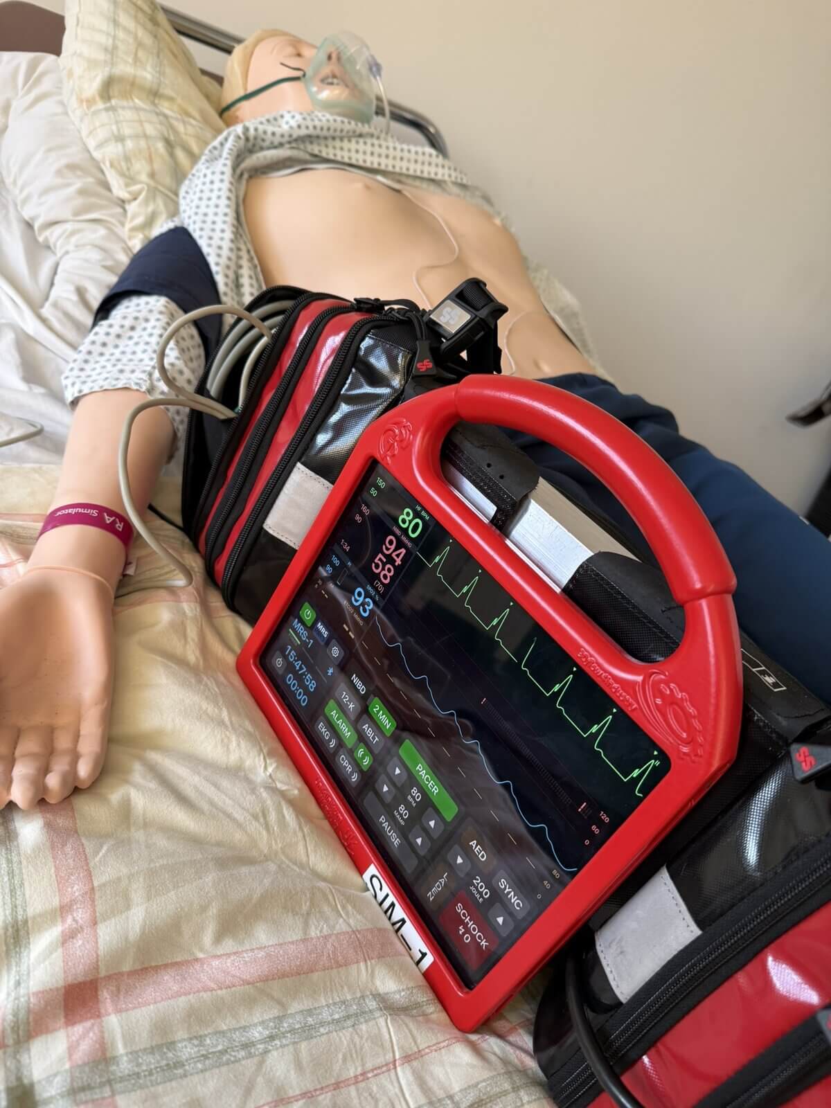 Simulationspatient mit transkutaner Schrittmachertherapie