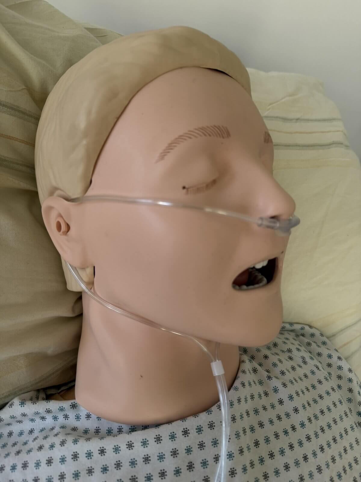 Sauerstoffgabe über Nasenbrille (Seitenansicht)