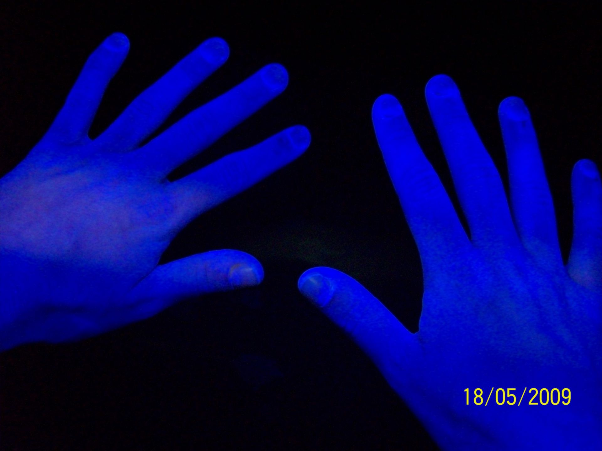 Hand disinfection with flourescent substance (2)