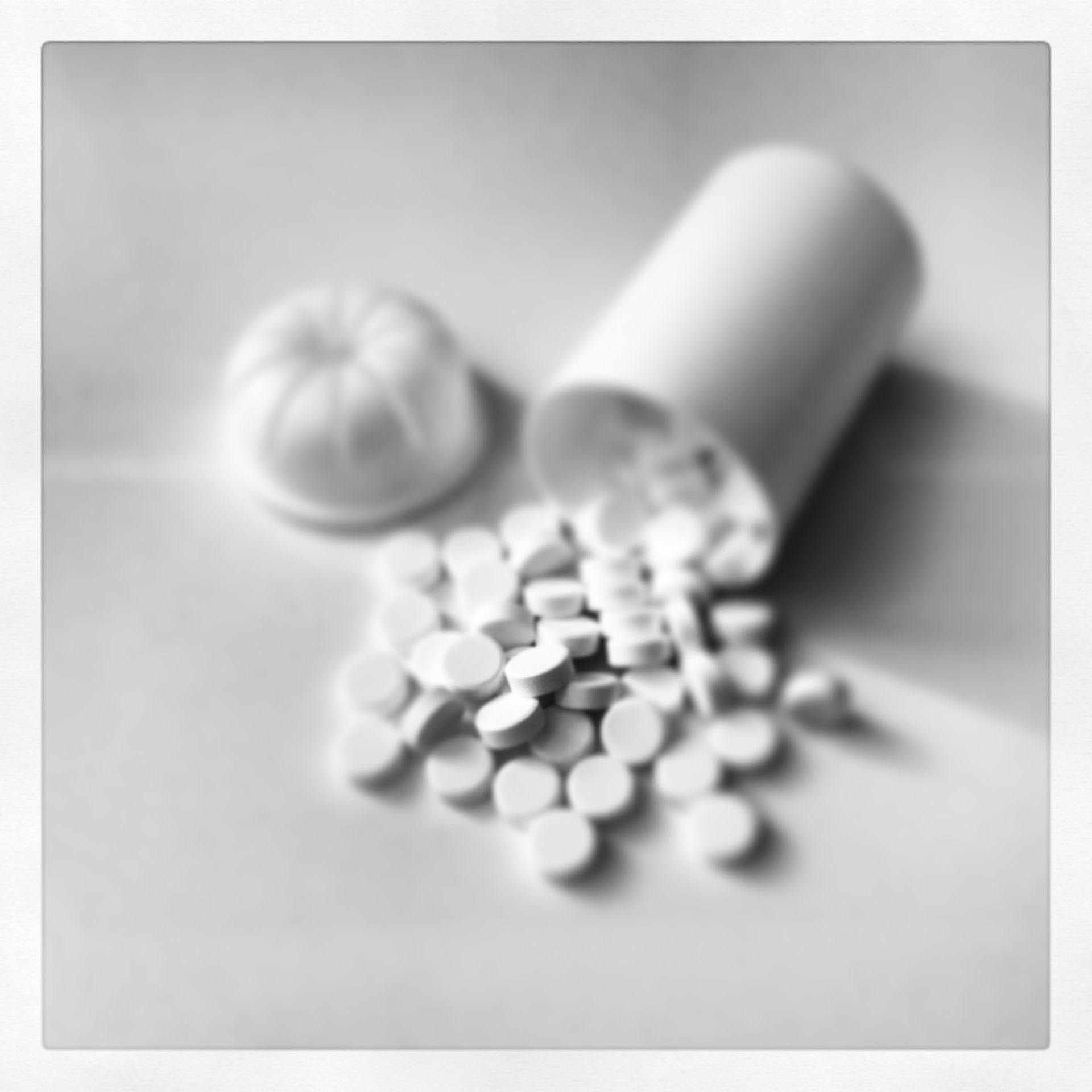 Tabletten aus Tablettendose Aufsicht Focus