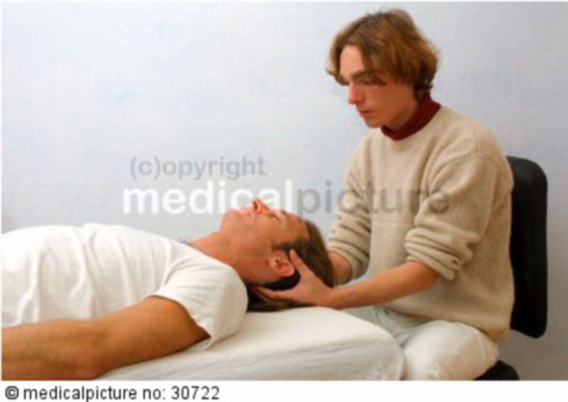 Patient bei einer Osteopathiebehandlung