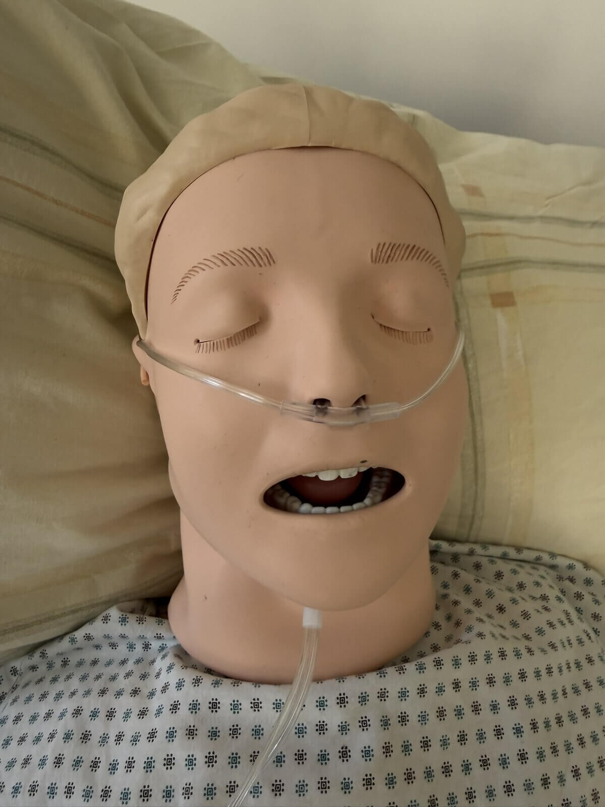 Sauerstoffgabe über Nasenbrille (Frontalansicht)