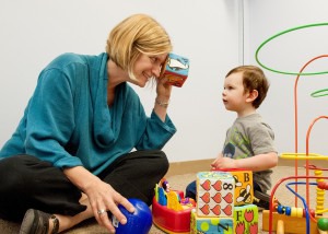 Annette Estes spielt mit einem Kind im Autismuszentrum der University of Washington. Credit: Kathryn Sauber