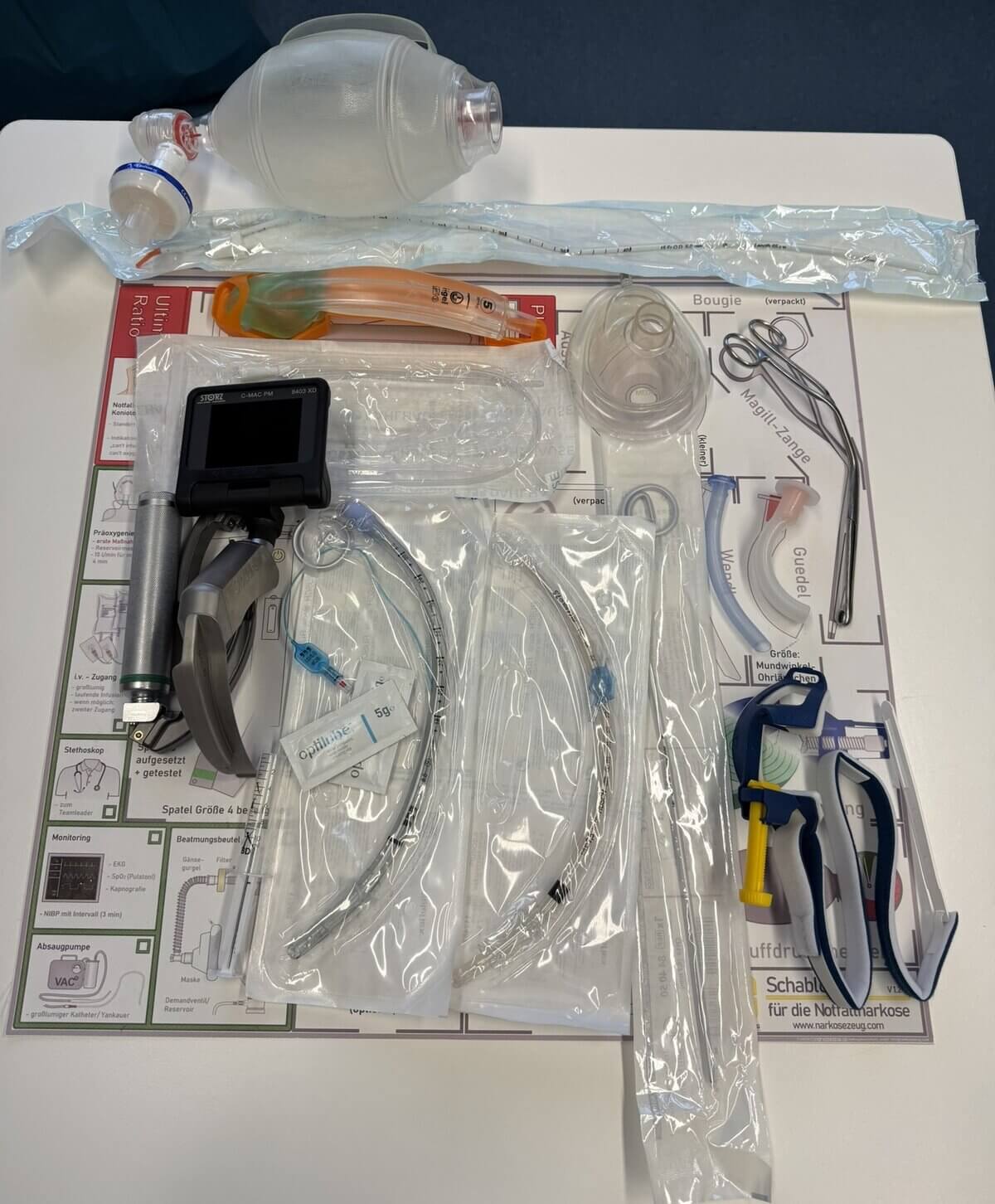 Intubationsschablone mit Material