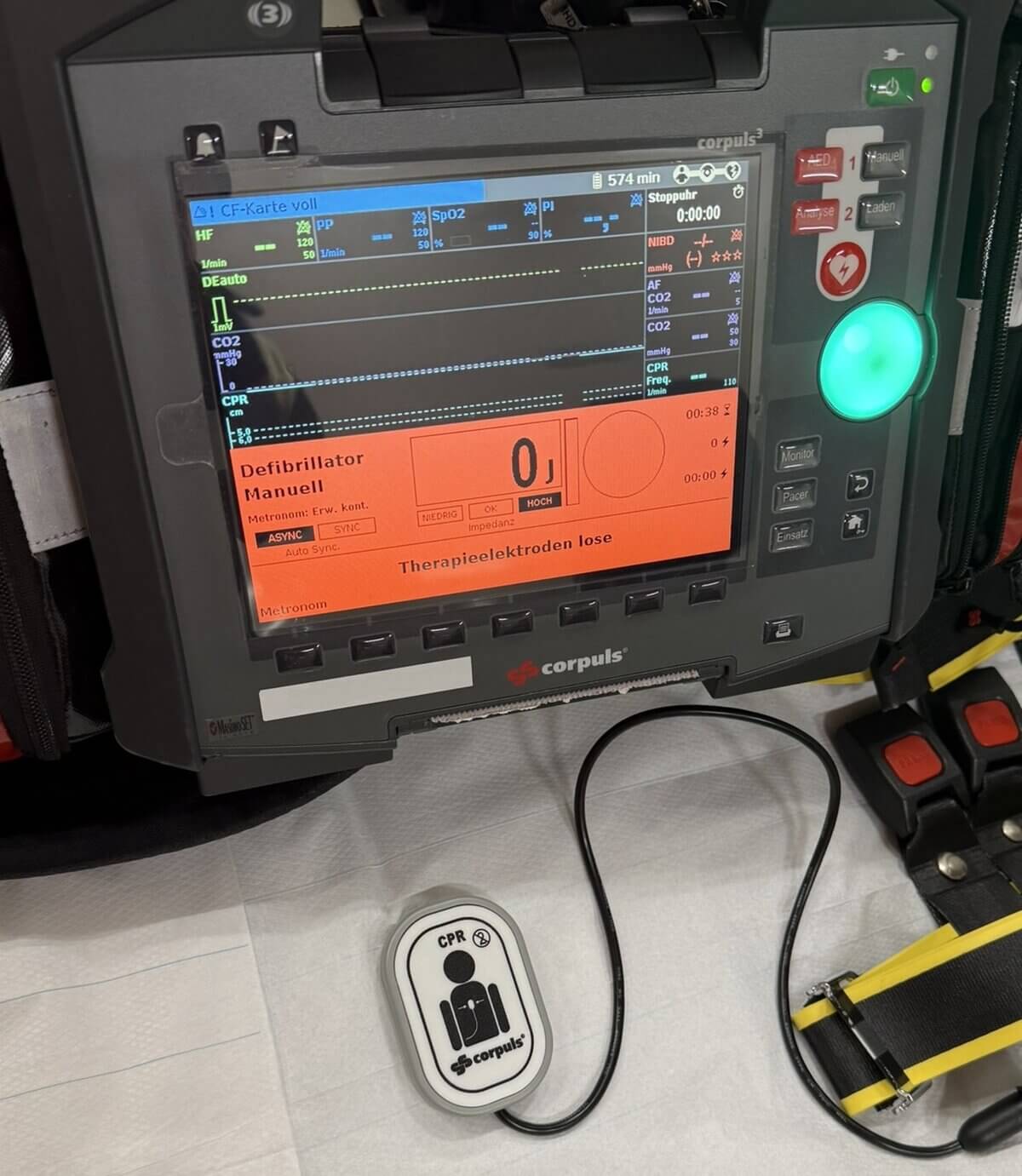 Reanimations- Feedbacksensor mit EKG-Monitor